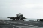 800px-F-4_Phantom_catches_wire_on_USS_Midway_(CV-41).webp