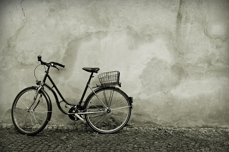 retro-bike-leaning-on-wall-caracterdesign.jpg