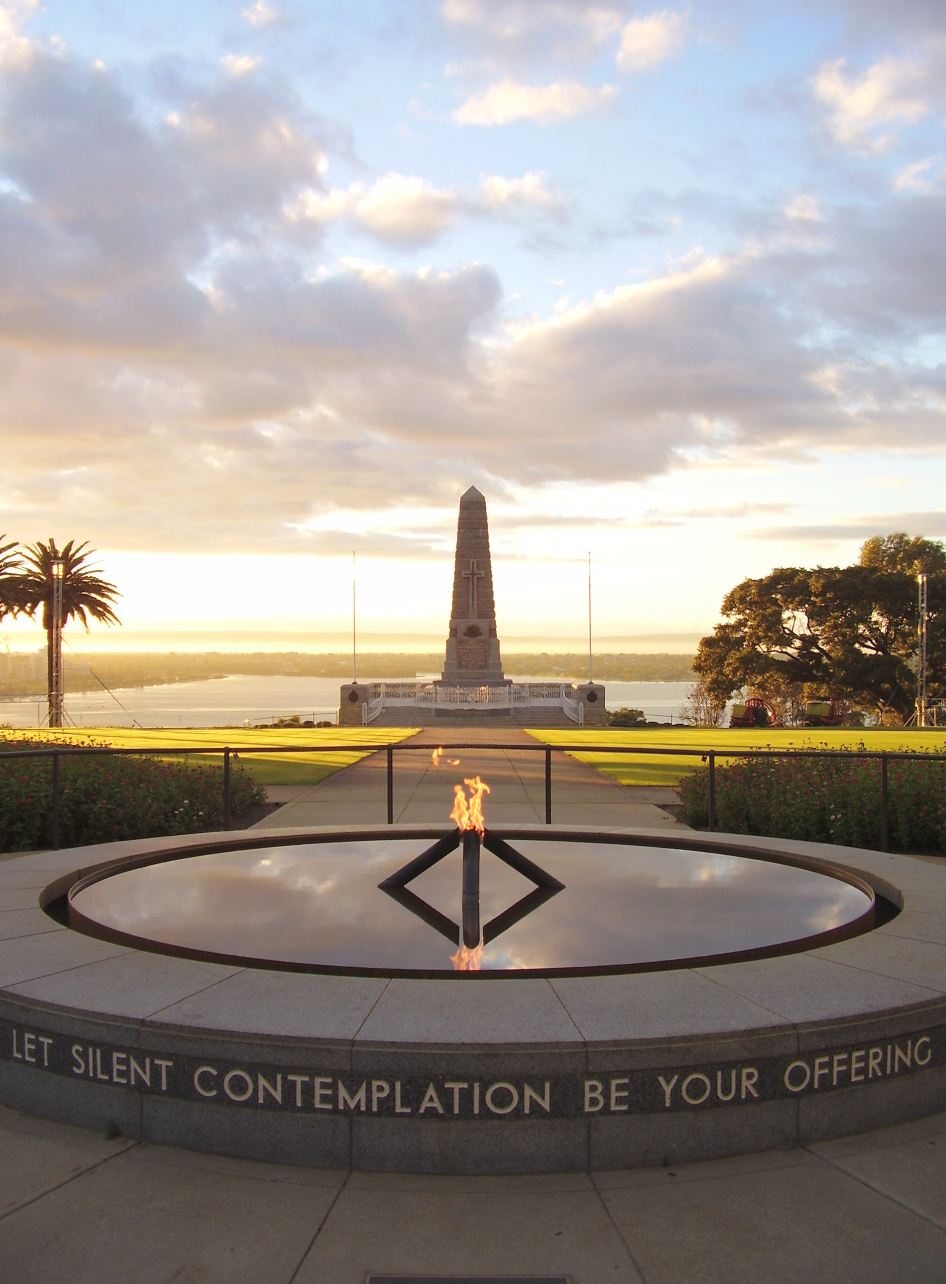 Kings_Park_War_Memorial_Sunrise.jpg